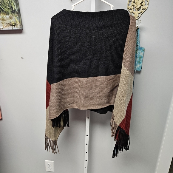 NWT Short poncho fringed sweater one size fit - Picture 4 of 5